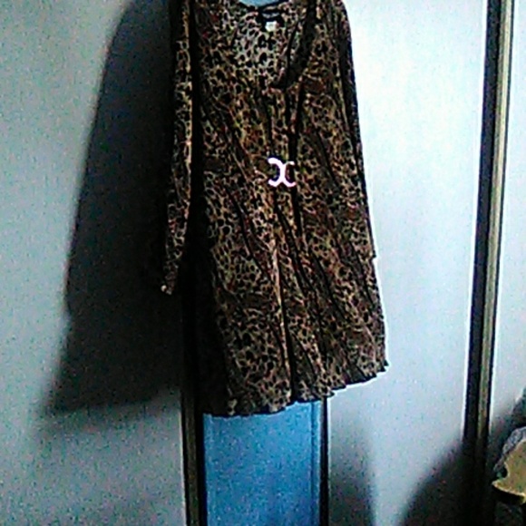 A blouse - Picture 3 of 3